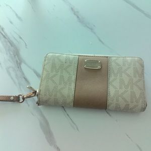Michael Kors Wallet & Wristlet